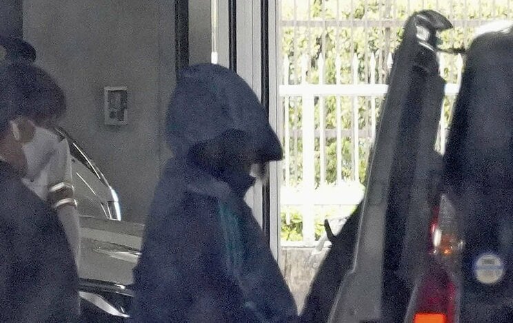 移送される水沼容疑者（写真／共同通信社）