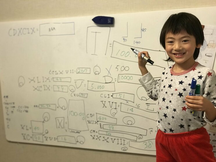 5歳の時、ローマ数字を掛け合わせた公式をホワイトボードに書き込んでいた都央さん〈写真／母・純子さん提供〉