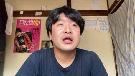 映画の冒頭は、青柳監督の「僕の奨学金をチャラにしてほしい」と政治に対する個人的な思いを吐露するところから始まる（『選挙と鬱』より。©ノンデライコ/水口屋フィルム）