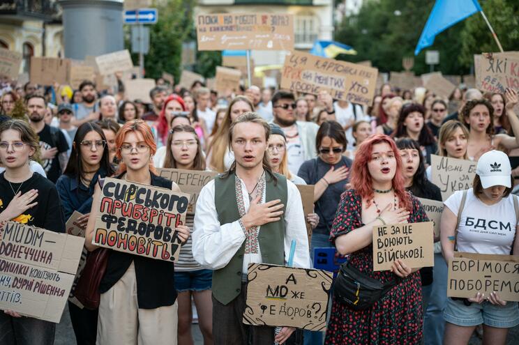 ウクライナ・キーウで、フェドロフ氏の国防相更迭に抗議するデモの参加者（写真／共同通信社）