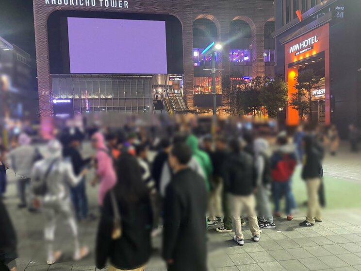 〈2023ハロウィーン〉艶っぽい魔導士やポケモン女子に「ゲットしていいですか？」静かな渋谷で残った男たちはナンパ、ナンパ…警察の声かけに嫌気をさした外国人コスプレイヤーは渋谷を離れ新宿で「ウェーイ」_25
