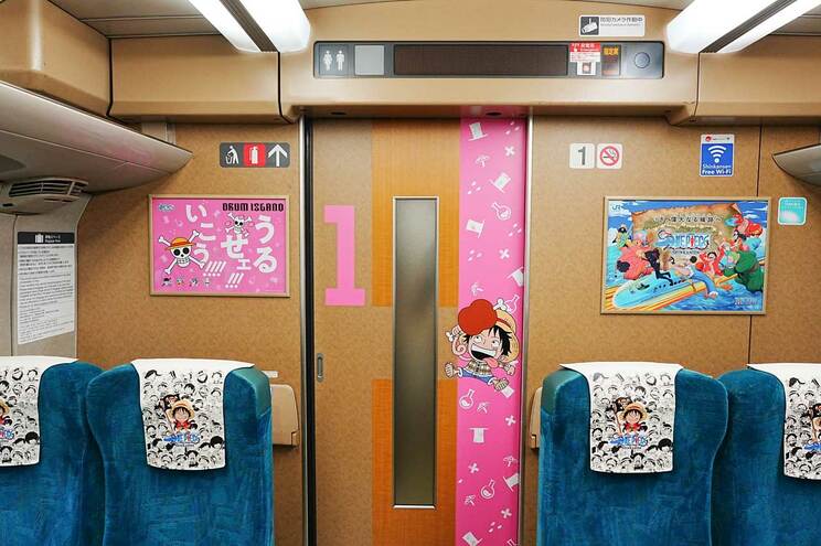 「ONE PIECE新幹線」第3シリーズ1号車の客室 Ⓒ尾田栄一郎／集英社・フジテレビ・東映アニメーション（画像提供／西日本旅客鉄道株式会社）