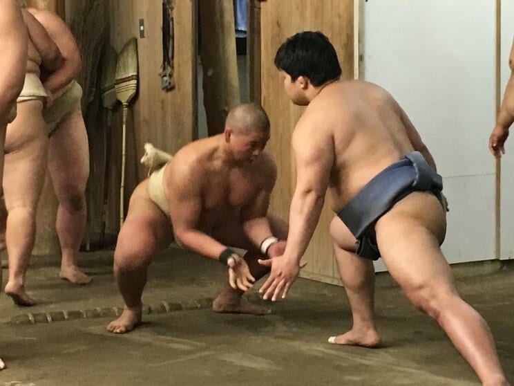 三輪隼斗の胸を借りてぶつかり稽古をする深沢成矢（欧勝海）
