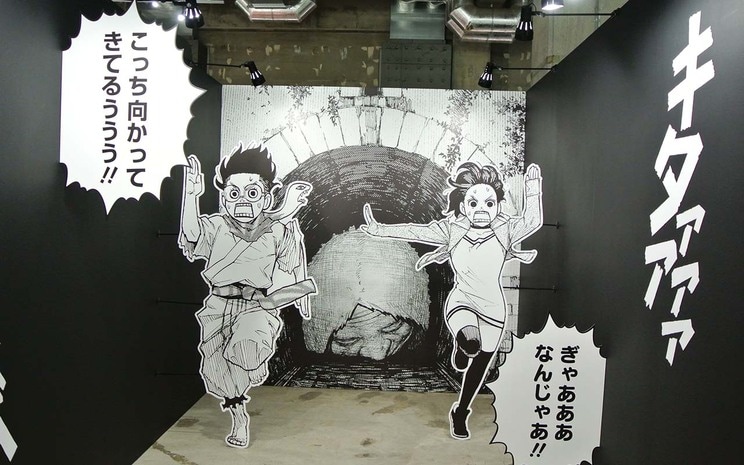 ターボババアから逃げるオカルンとモモのフォトスポット　©少年ジャンプ＋10周年/集英社