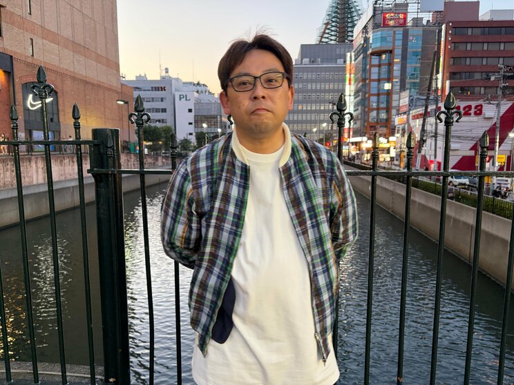 パソコンに救われたという石崎智展さん（撮影／集英社オンライン）