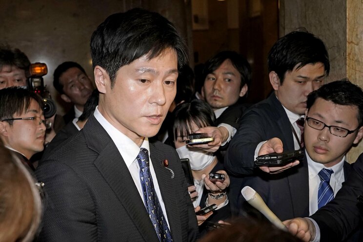 記者の追求を受ける梅谷議員（写真／共同通信社）