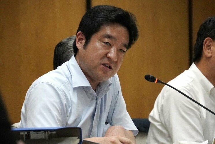 2024年8月30日、兵庫県議会百条委で斎藤元彦知事を尋問する竹内英明県議(撮影/集英社オンライン)