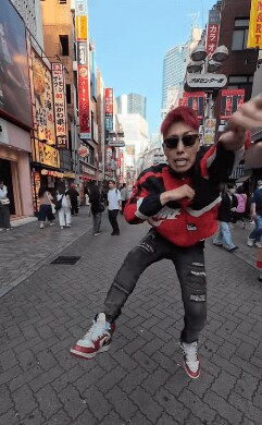 ダンス講座を動画で配信するグリ長（本人SNSより）