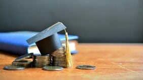 子どもの学力に親の収入や社会階層がもたらす影響…多動・不注意傾向の子どもに親が厳しくあたると「問題行動を引き起こしやすくなる」