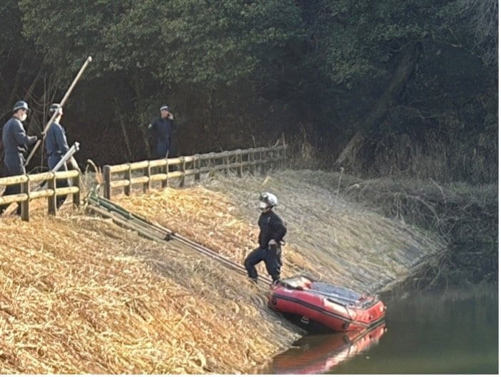 捜索する捜査員（撮影／集英社オンライン）