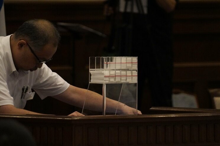 不信任決議案で賛成の白票だけになった投票箱（撮影／集英社オンライン）