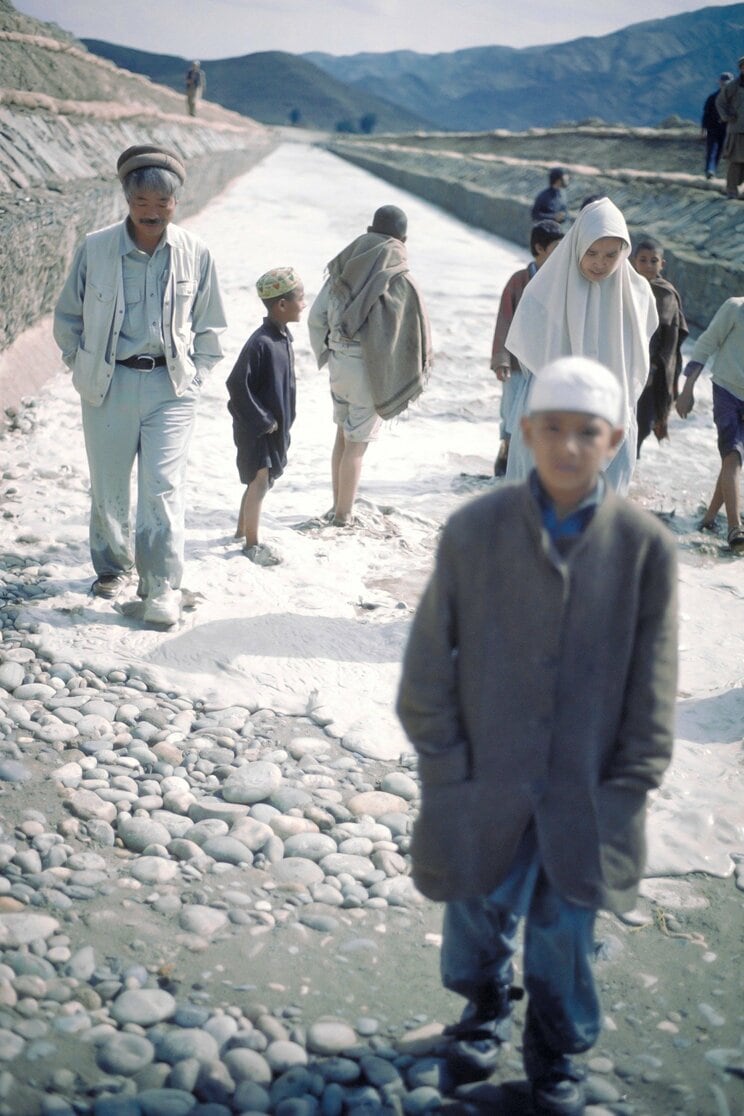 初めて水が引かれたマルワリード用水路。中村哲と現地の人々らが、その中を歩く(2005年5月 撮影/中山博喜)