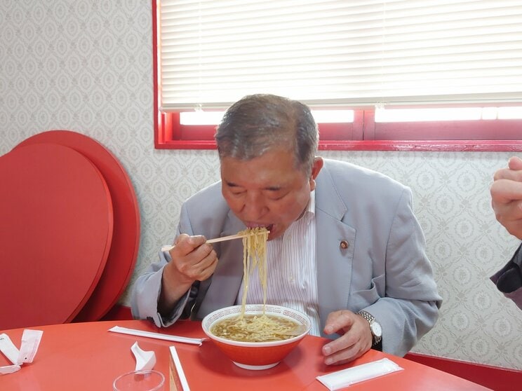 ラーメンを食べる石破茂氏（本人Facebookより）