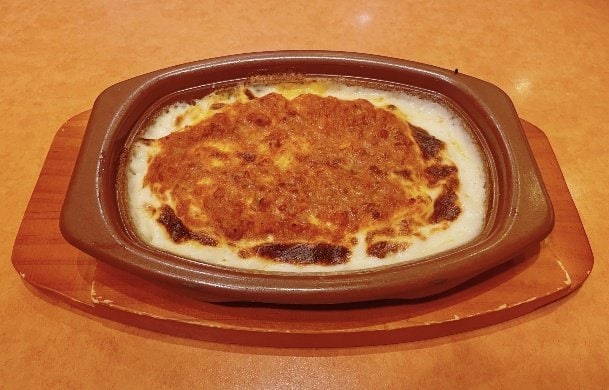 サイゼリヤ名物の「ミラノ風ドリア」（PhotoAC）