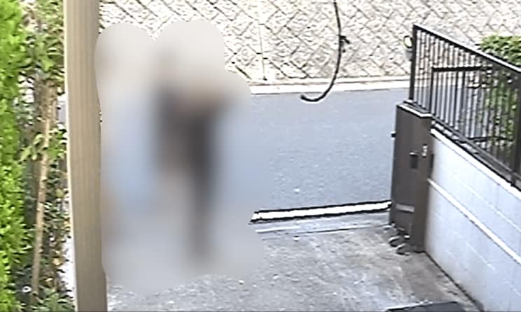 2012年10月13日の防犯カメラに残された映像。加害者たちが和威さんの自宅にエアガンを向ける姿が記録されている（写真／家族提供）