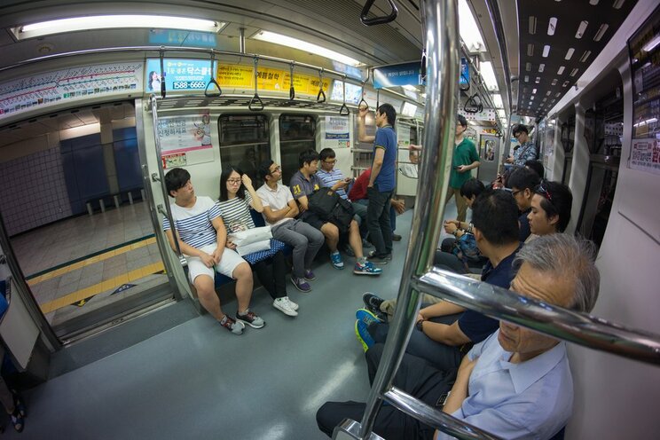 韓国・大邱の地下鉄の車内