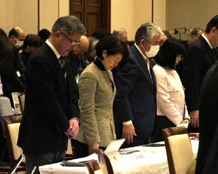 2月18日、兵庫県議会本会議の冒頭、故竹内英明元県議に黙祷する同僚県議ら（撮影／集英社オンライン）