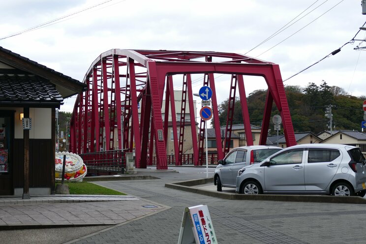 朝市通りにほど近い輪島川にかかる赤い橋