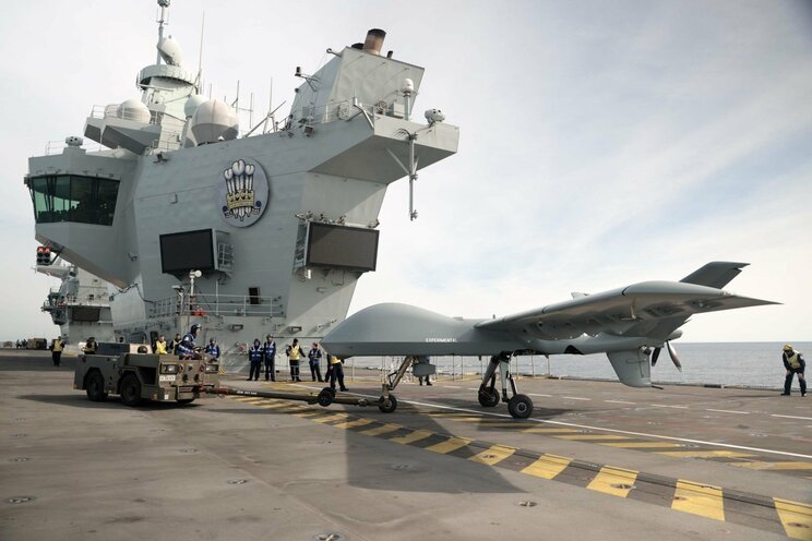 英国の最新鋭空母「プリンス・オブ・ウエールズ」での発着艦に成功した軍用無人機「モハベ」（写真／Royal NAVY)