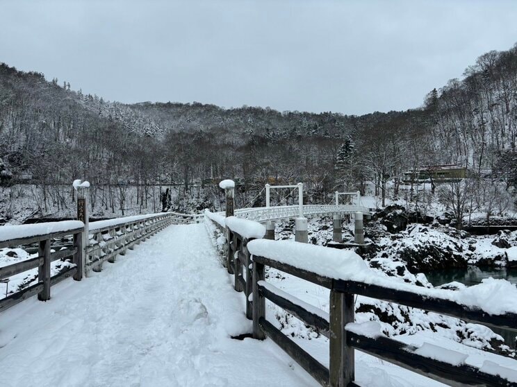 現場の橋は雪が積もっていた（撮影／集英社オンライン）