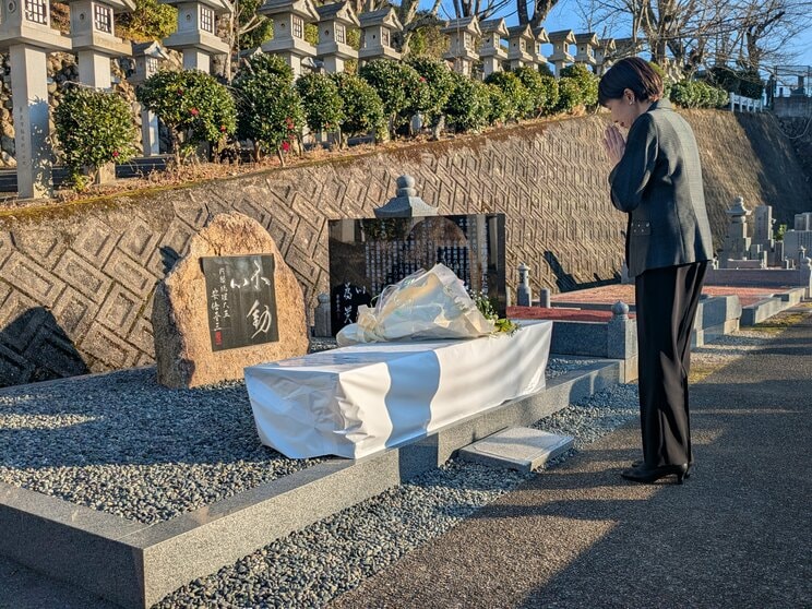 １月12日、安倍元首相の慰霊碑を訪問した高市首相。「政治の師」に報告したこととは（高市氏Xより）