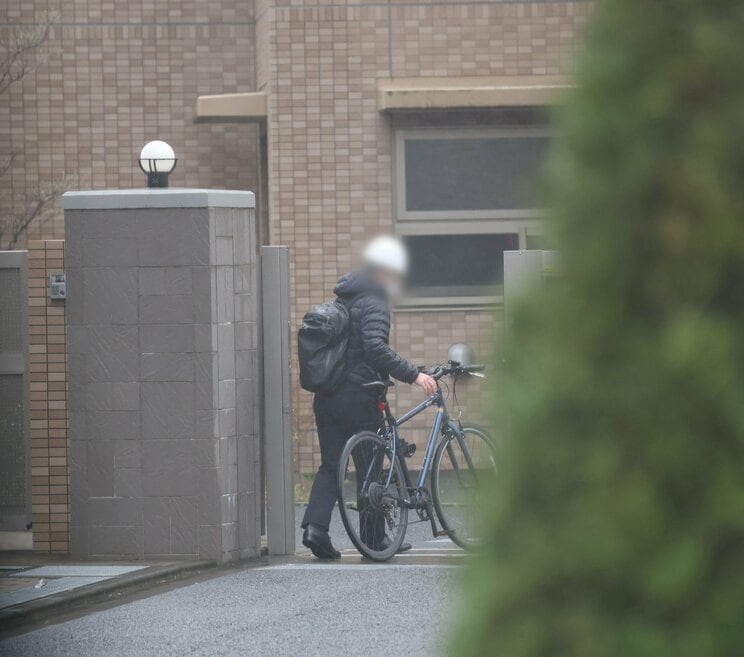 「お巡りさん、ノーヘルですよ！」自転車ヘルメット着用義務化直前に警察寮で張り込みしたら、着用率はわずか１割！　条例違反運転する警官も_3