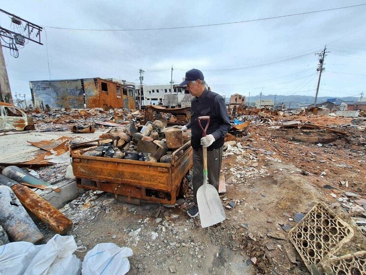 〈能登半島地震から4カ月〉倒壊した家屋の前に並べられた猫の置物の理由、ガレキに供えられた花…家も職も失った酒屋店主は「最近1番うれしかったことは仮設住宅に入れたこと」　_28