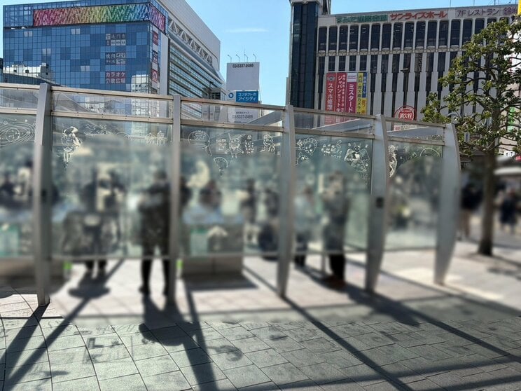 南口にある喫煙所、風向きによっては煙が外に漏れてくる（撮影／集英社オンライン）