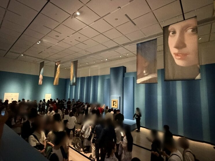展覧会の目玉《真珠の耳飾りの少女》に並ぶ列