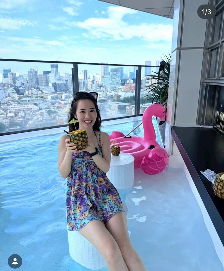 ホテルのプールでポーズをとる菅原容疑者（本人SNSより）