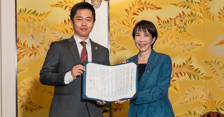 連立政権の合意書に署名した吉村洋文氏と高市早苗氏(自民党広報Xより)