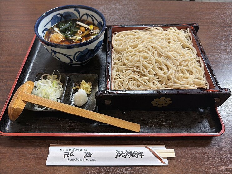 「丸花」の看板メニューだという「しぐれ」。鶏肉や揚げ餅など豊富な具材を使用していながら、値段は950円（撮影／集英社オンライン）