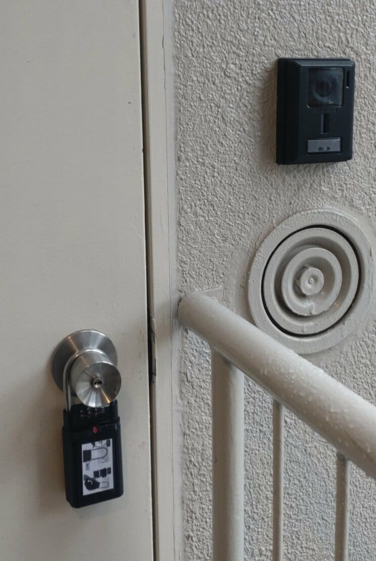 民泊用のキーボックスがかけられていた（写真／住人提供）