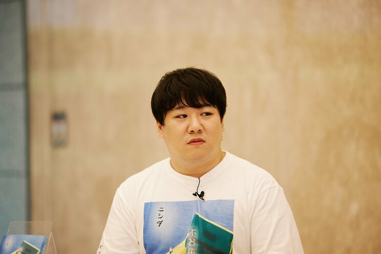 「東日本大震災の後、漁で獲れた魚から人間の爪や髪の毛が出てくることがあるという話から着想を」ラランド・ニシダと又吉直樹「抱えきれないものを文章に」_5