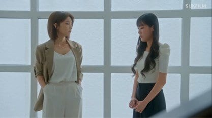 会社で2人が付き合うことを決めるシーン