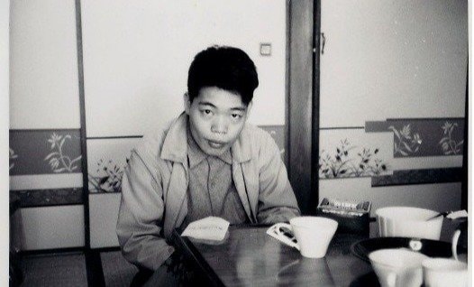 九州大学医学部生当時の中村哲。親友の宮﨑信義の下宿にて（1971年ごろ）（写真／宮﨑信義氏提供）