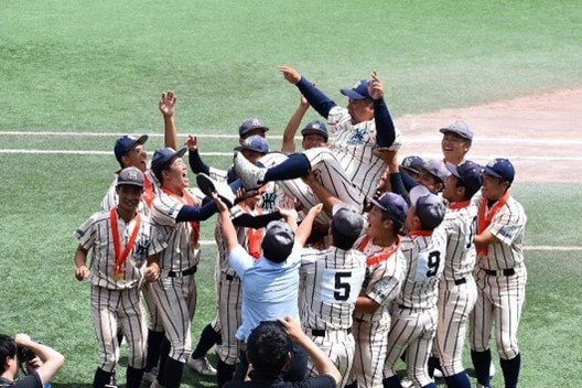 延長10回タイブレークの死闘を制して胴上げされる土井監督