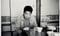 九州大学医学部生当時の中村哲。親友の宮﨑信義の下宿にて（1971年ごろ）（写真／宮﨑信義氏提供）