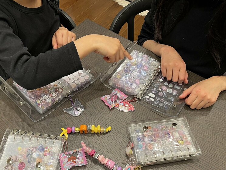 「ボンボンドロップだけじゃない」整理券・転売・ニセ物も…“令和のシール戦争”に親も奔走「始発に乗って朝５時から並びました」“おしり”も高レートで取引_16