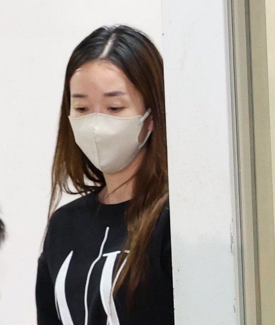 大崎署から移送される真奈美被告（撮影/村上庄吾）