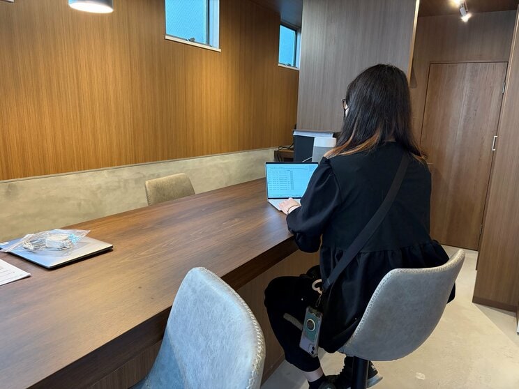 今は就労継続支援B型事業所「ReverVワークス」で契約社員として働いている虎井おんさん（撮影／集英社オンライン）