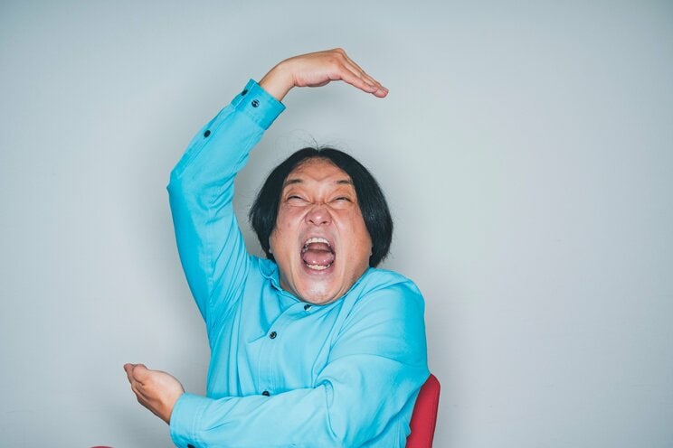 「シェー」を決める永野（2024年、撮影／井上たろう）