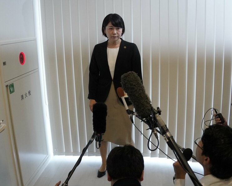 9月26日、前橋市議会終了後メディアの前で一方的に話した小川晶市長（撮影／集英社オンライン）