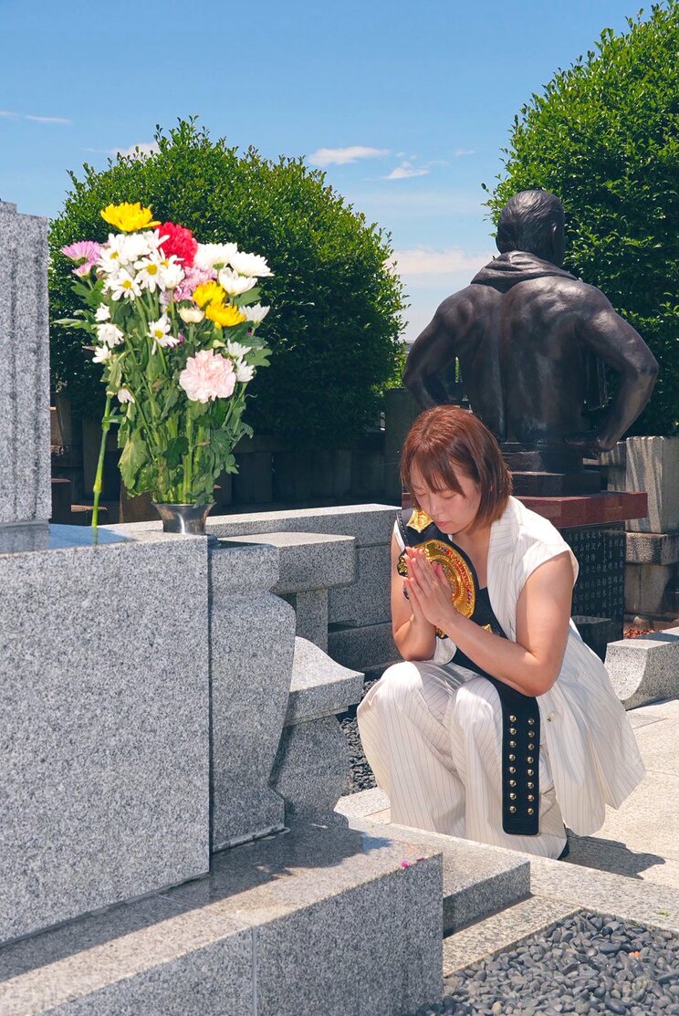 IWGP女子王座ベルト奪取後に、猪木さんの墓前で報告するSareee（本人Xより）