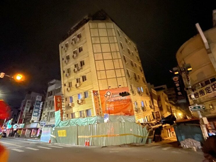 23日未明、台湾東部・花蓮で地震により大きく傾いたホテル（写真／共同通信社）