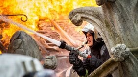 ノートルダム大聖堂を守った消防隊員たちの決死の救出作戦。ジャン=ジャック・アノー監督『ノートルダム 炎の大聖堂』インタビュー