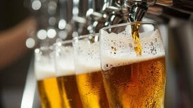 飲み会で”最初に運ばれてきたビール”を先輩に渡す人は出世できない? 博多華丸・大吉の苦言は果たして“老害”なのか「だから会社の飲み会は嫌がられる」