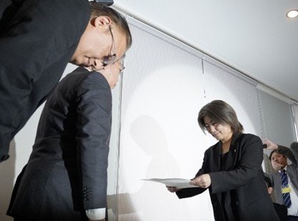 10月31日、不信任決議案可決を受け失職通知を市議会議長から受け取る田久保眞紀市長（撮影/集英社オンライン）