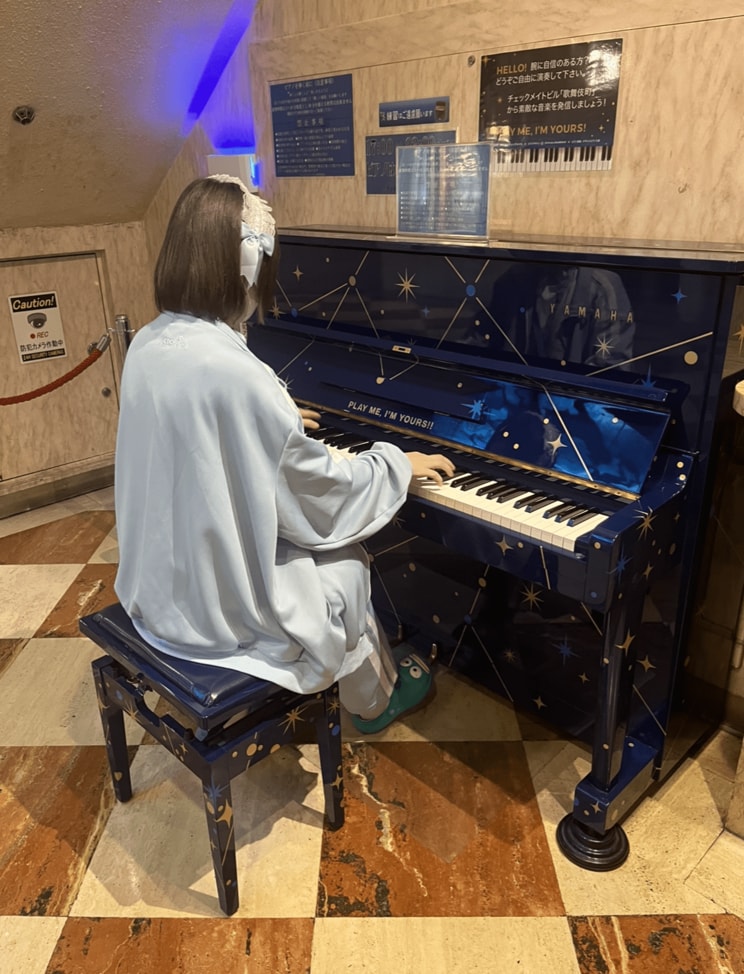 歌舞伎町・深夜のストリートピアノに密着！ 日芸ピアノ科を首席で卒業してピアニストを目指すキャバ嬢。「今はキャバクラで働いてるけどいつかは…」_10