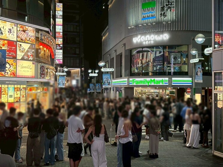 深夜1時台にもかかわらず、クラブ付近には大勢の外国人の姿が（撮影／集英社オンライン）
